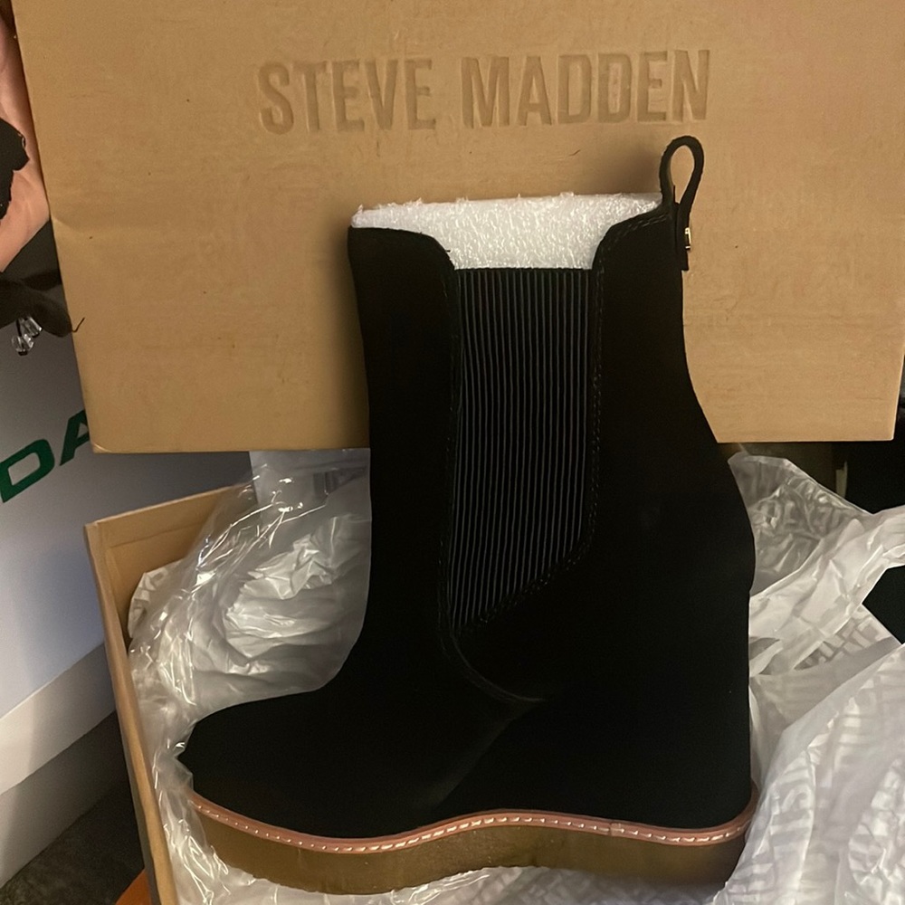 Steve Madden wedge suede moos is black size 9 NEW with tags